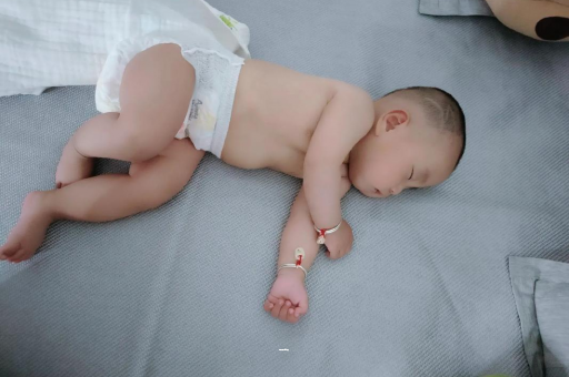 林芝怀孕肚子撑的难受